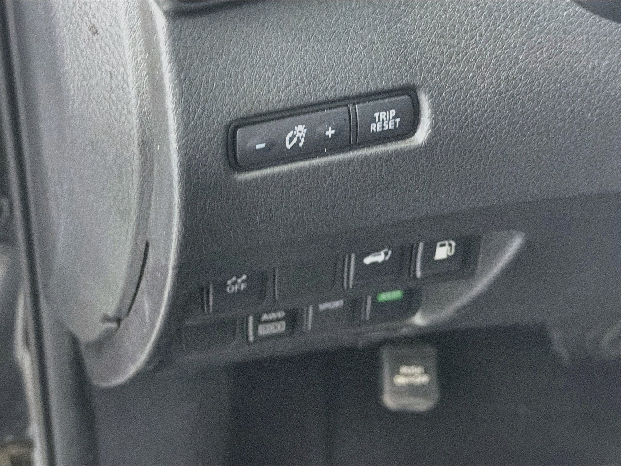 Used 2018 Nissan Rogue SV AWD/4WD image 16