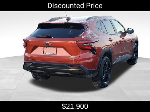 Used 2024 Chevrolet Trax ACTIV w/ Sunroof Package image 3