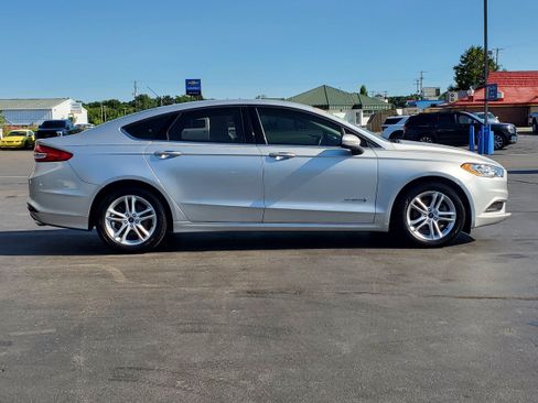 Used 2018 Ford Fusion SE FWD image 5