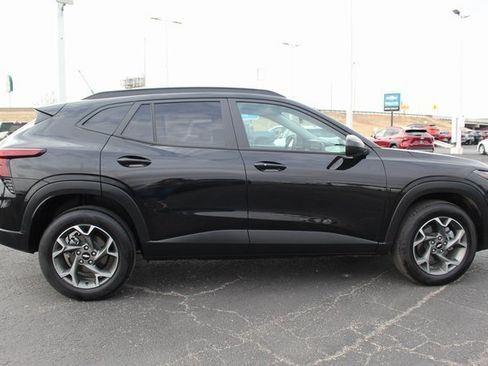 Used 2025 Chevrolet Trax LT w/ LT Convenience Package image 11