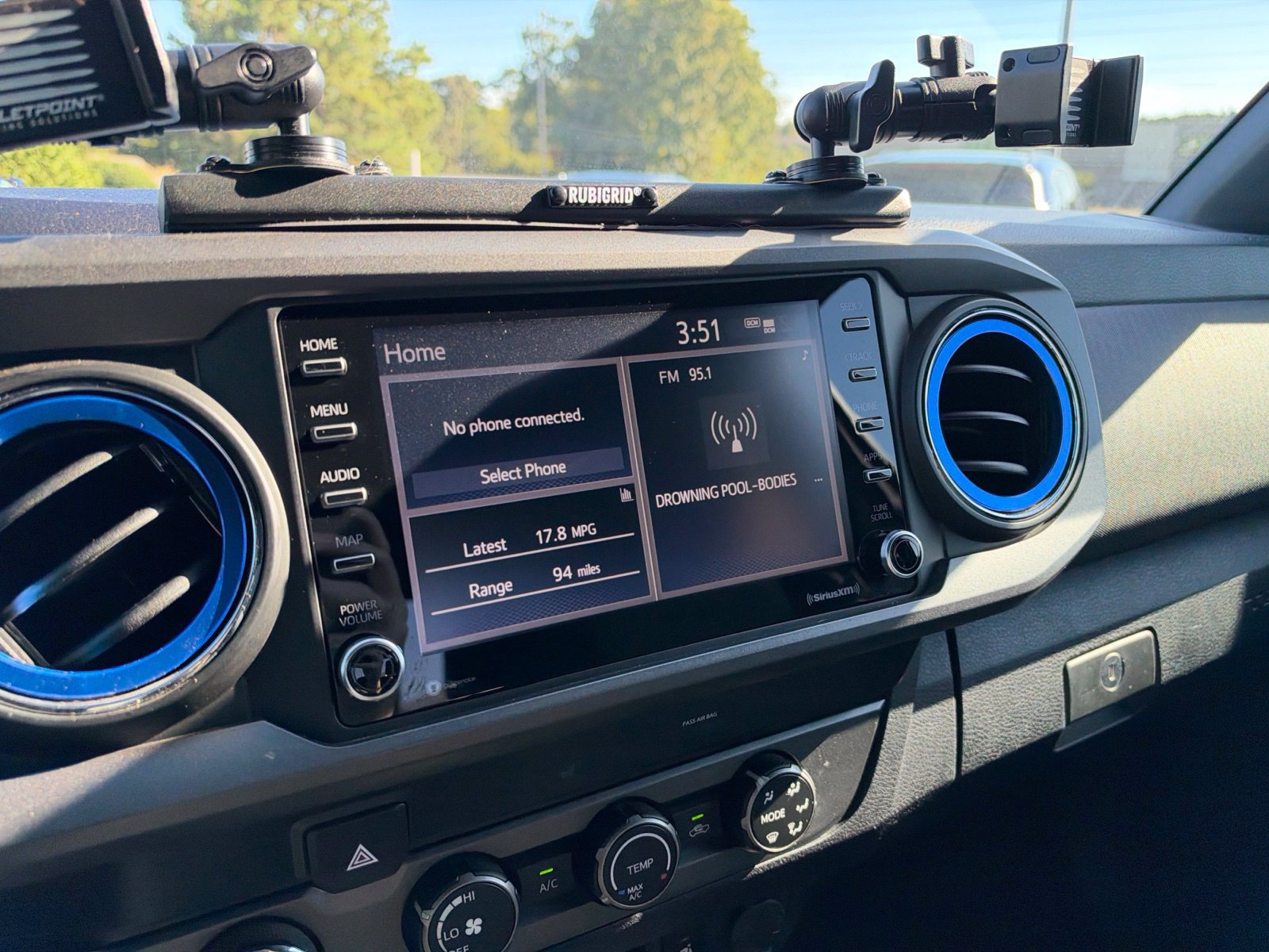 Used 2020 Toyota Tacoma TRD Off-Road AWD/4WD image 15