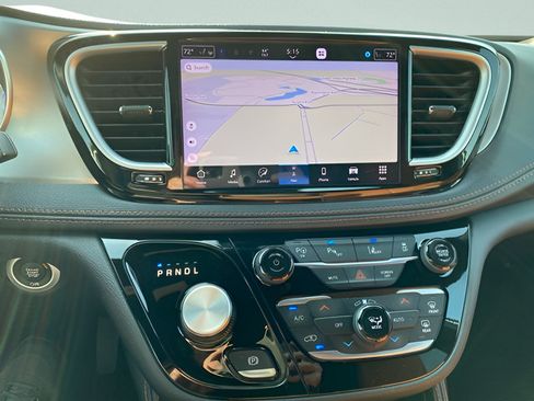 Used 2024 Chrysler Pacifica Pinnacle FWD image 18