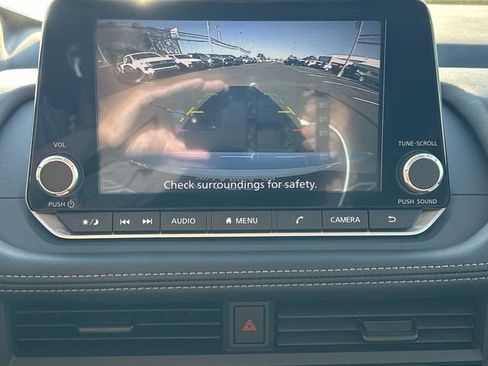 Used 2024 Nissan Rogue S FWD image 14