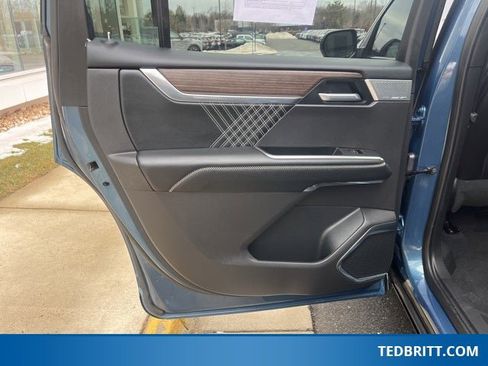 Used 2025 GMC Acadia Denali w/ Super Cruise Package image 17