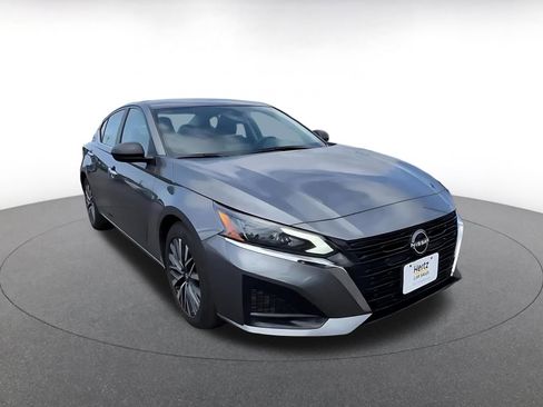 Used 2025 Nissan Altima 2.5 SV FWD image 3