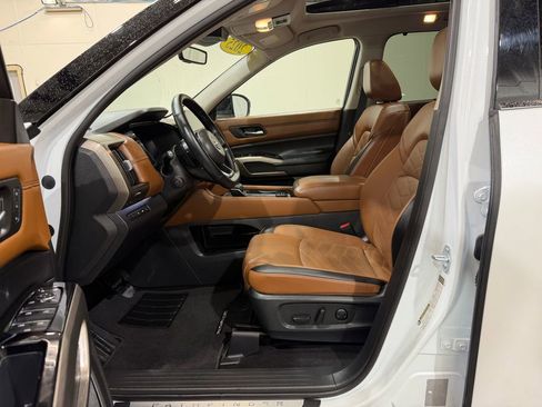 Used 2025 Nissan Pathfinder Platinum AWD/4WD image 14