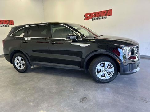 Used 2025 Kia Sorento LX FWD image 2