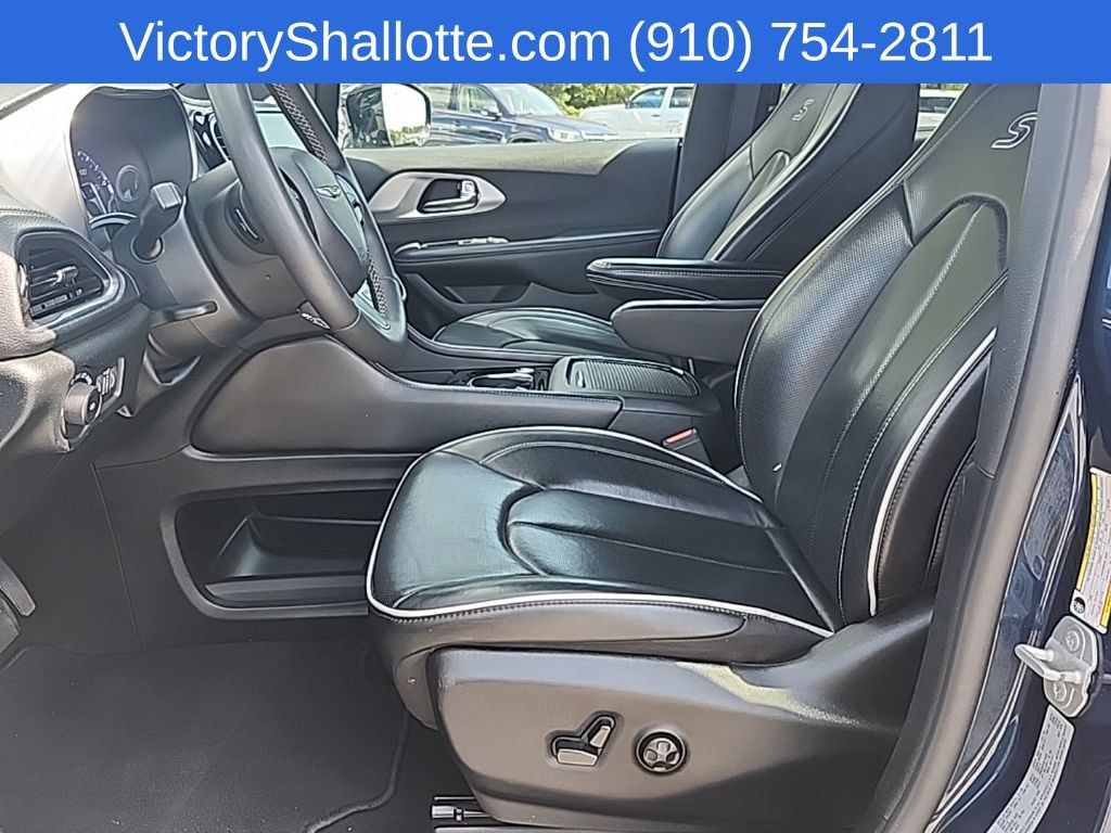 Used 2025 Chrysler Pacifica Limited FWD image 19