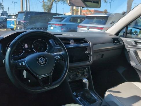 Used 2018 Volkswagen Tiguan SE w/ Panoramic Sunroof Package image 8