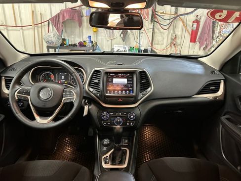 Used 2016 Jeep Cherokee Latitude w/ Cold Weather Group image 17