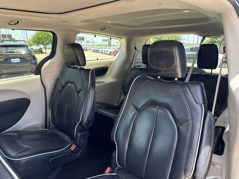 Used 2022 Chrysler Pacifica Limited FWD image 11