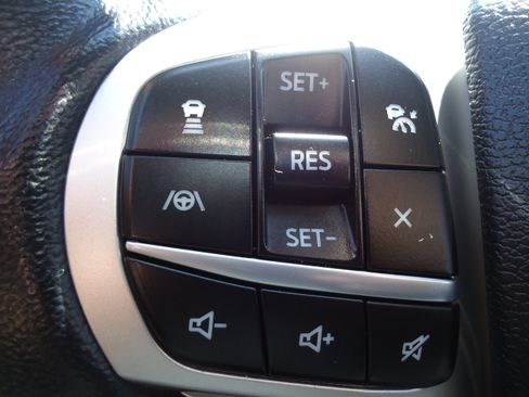 Used 2023 Ford Explorer XLT w/ Equipment Group 202A AWD/4WD image 21