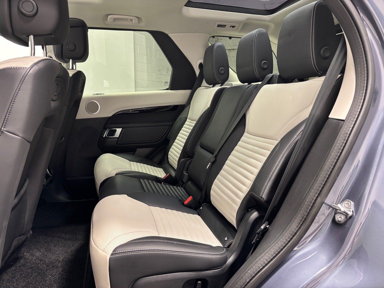 New 2025 Land Rover Discovery S AWD/4WD image 29