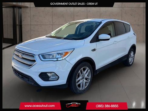 Used 2017 Ford Escape SE image 2