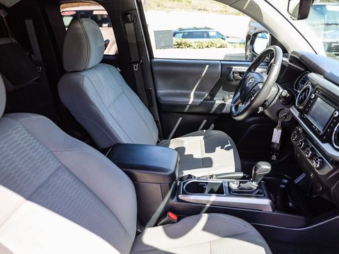 Certified 2018 Toyota Tacoma SR5 AWD/4WD image 16