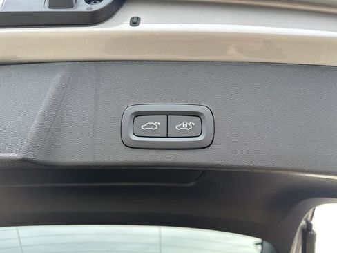 Certified 2025 Volvo XC40 B5 Core image 34