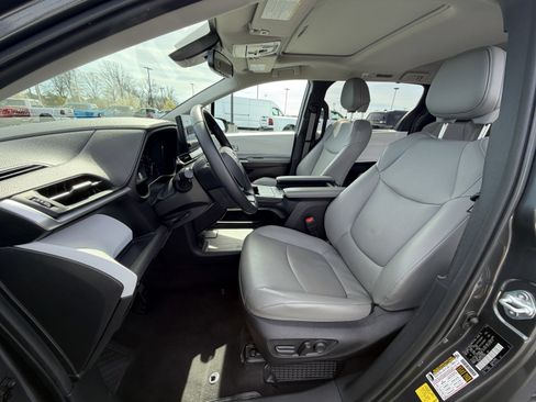 Used 2025 Toyota Sienna XLE image 9