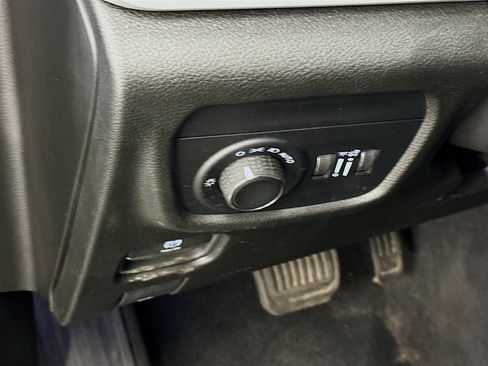 Used 2023 Jeep Grand Cherokee Laredo AWD/4WD image 17