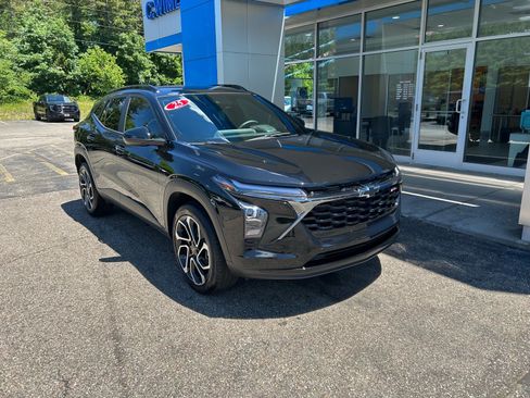 Used 2025 Chevrolet Trax RS w/ Driver Confidence Package FWD image 2