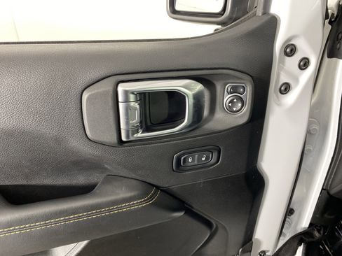 Used 2025 Jeep Wrangler Sahara image 16