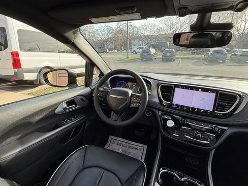 Used 2025 Chrysler Pacifica Limited FWD image 12