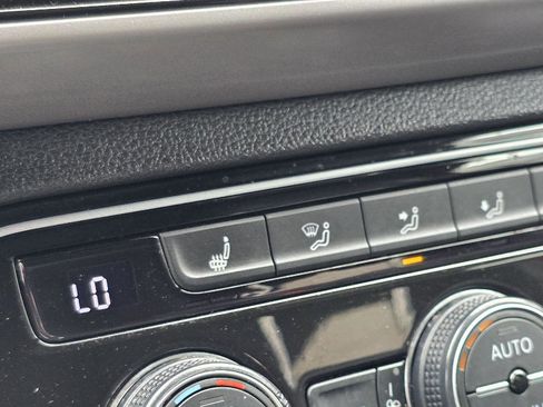 Used 2020 Volkswagen Atlas Cross Sport SEL image 18