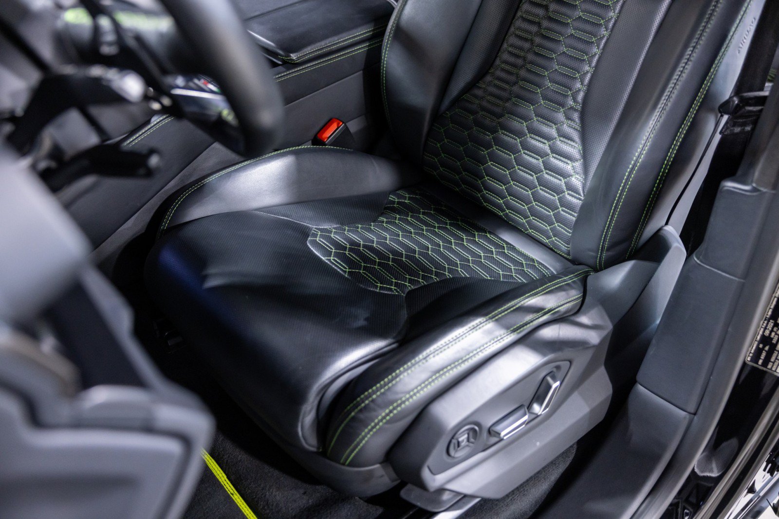Used 2022 Lamborghini Urus AWD/4WD image 40