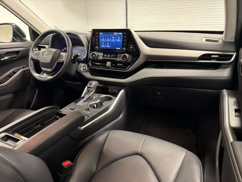 Used 2022 Toyota Highlander XLE FWD image 28