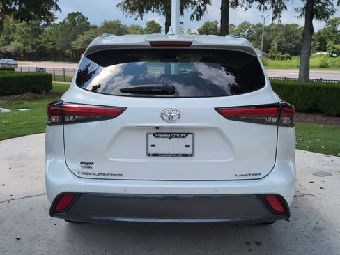 Used 2023 Toyota Highlander Limited FWD image 9