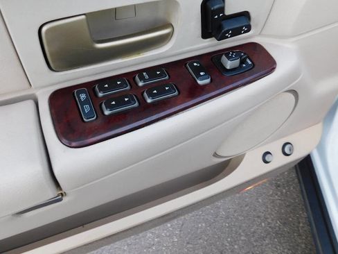 Used 2004 Lincoln Town Car Signature image 16