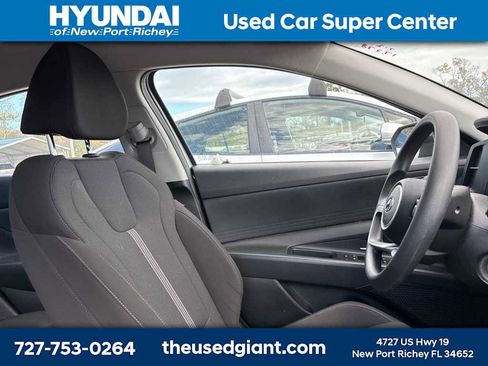 Used 2023 Hyundai Elantra SE image 7