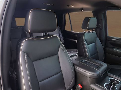 Used 2023 GMC Yukon SLT w/ SLT Luxury Package RWD image 31