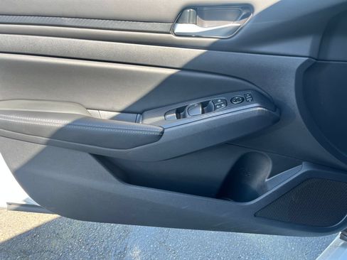 Used 2025 Nissan Altima 2.5 SV FWD image 18