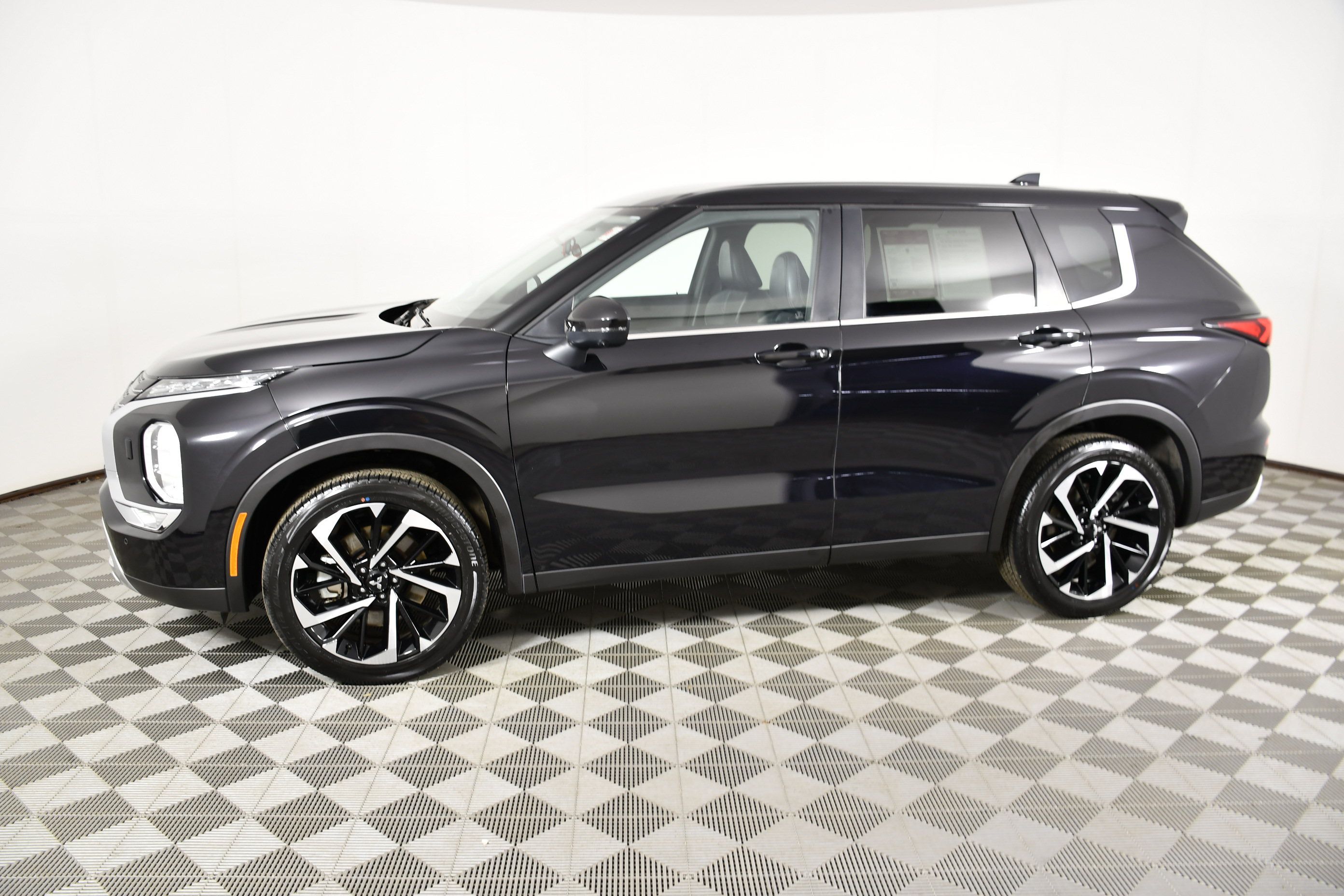 Used 2024 Mitsubishi Outlander SE AWD/4WD image 9