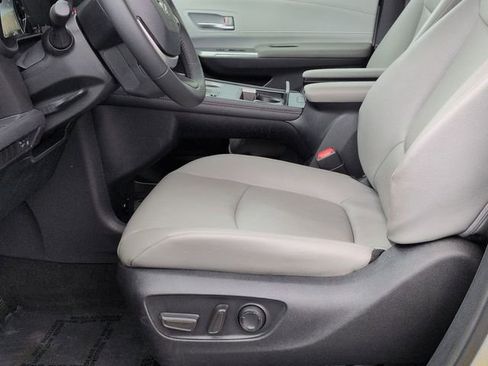 Certified 2025 Toyota Sienna XLE FWD image 13
