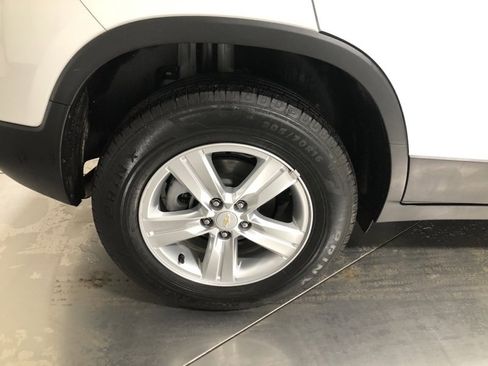 Used 2022 Chevrolet Trax LT w/ LT Convenience Package image 9