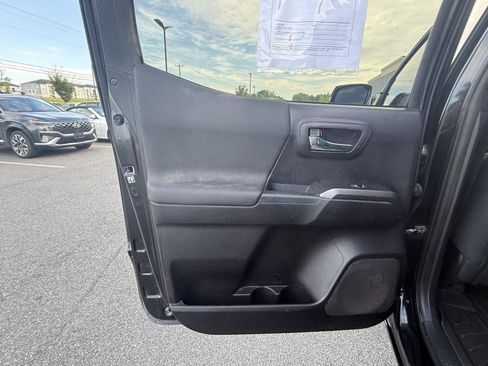 Used 2020 Toyota Tacoma TRD Off-Road AWD/4WD image 18