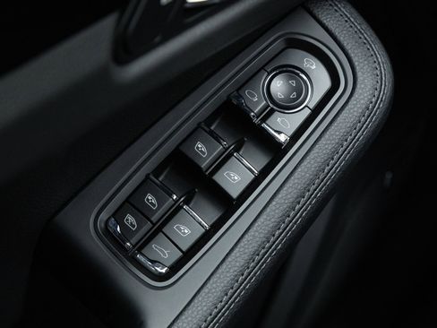 Used 2026 Porsche Macan AWD/4WD image 19