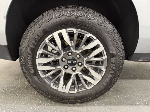 Used 2025 Chevrolet Suburban Z71 image 21