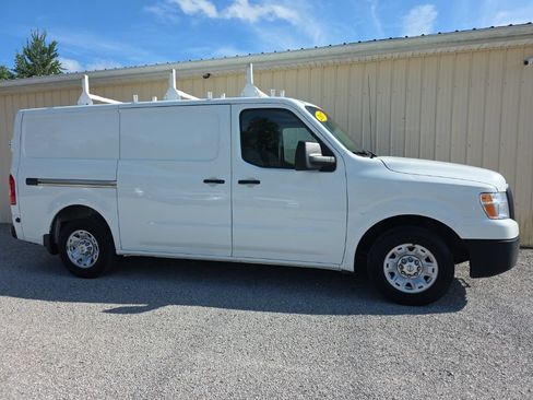 Used 2017 Nissan NV 2500 SV RWD image 2