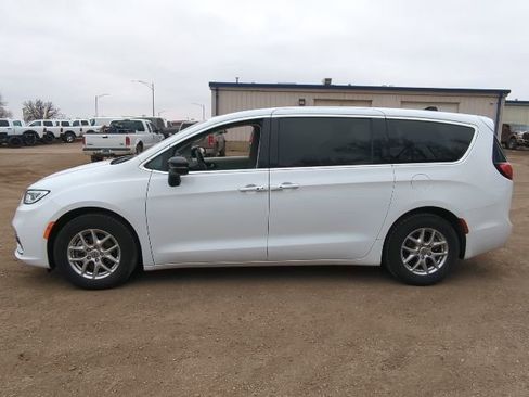Used 2024 Chrysler Pacifica Touring-L image 11