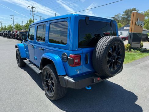 Used 2023 Jeep Wrangler Unlimited Sahara w/ Cold Weather Group AWD/4WD image 9