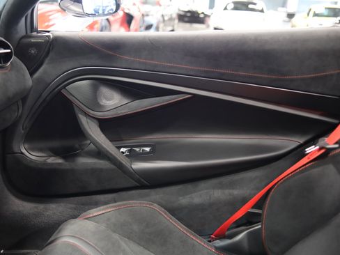 Used 2026 McLaren 750S Spider RWD image 36