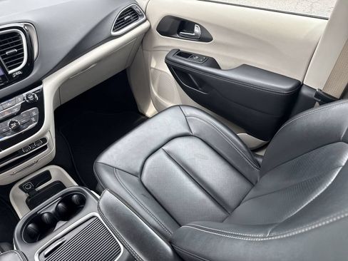 Used 2024 Chrysler Pacifica Touring-L FWD image 28