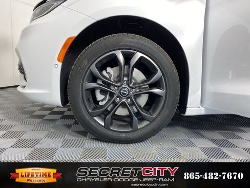 New 2026 Chrysler Pacifica Select image 9