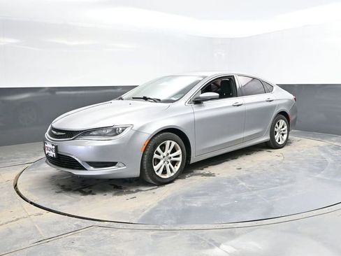 Used 2015 Chrysler 200 Limited w/ Convenience Group image 5