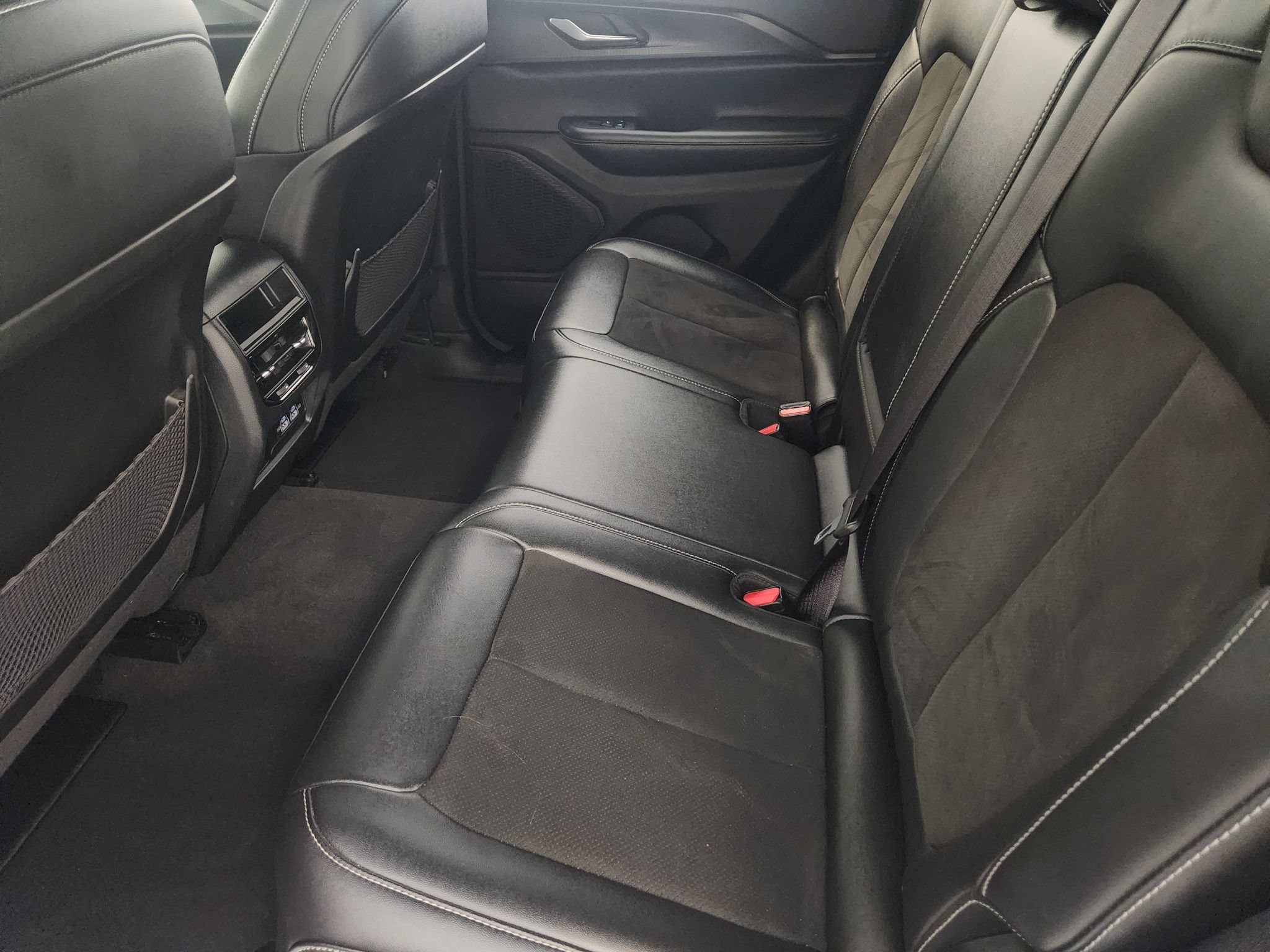 Used 2023 Jeep Grand Cherokee Altitude AWD/4WD image 31