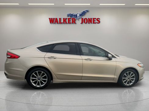 Used 2017 Ford Fusion SE image 2