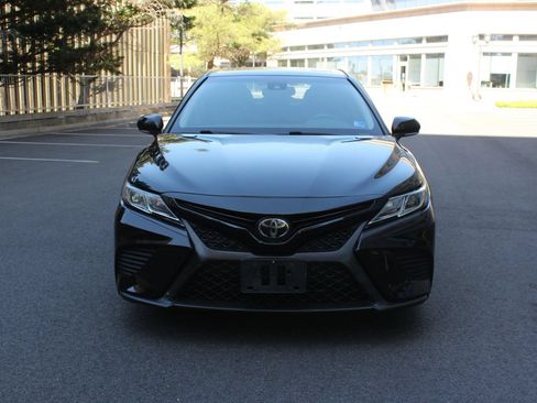 Used 2018 Toyota Camry SE w/ Moonroof Package FWD image 3