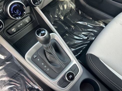 Used 2025 Hyundai Venue SEL FWD image 19